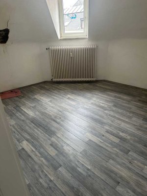 Provisionsfrei! 2,5  ZW im DG Singlewohnung nähe Centro/ komplett Renoviert