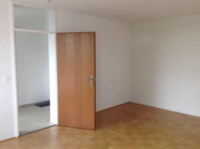 Befristete Wohnung zur Untermiete- mit Fensterfront und Balkon/ möbliert