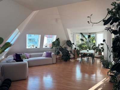 Bright furnished penthouse with large terrace and high ceilings