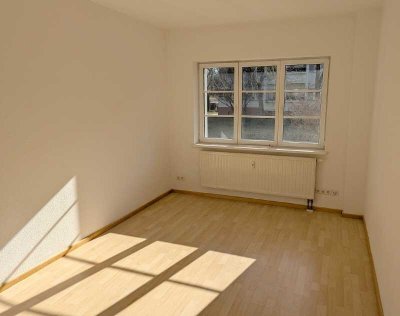 Wohnküche & Wanne: Single-Wohnung in Seidnitz - kurzfristig frei