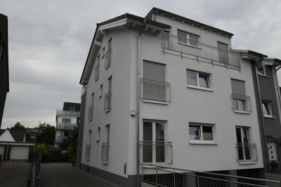 Neuwertige DG-Wohnung mit vier Zimmern sowie Balkon und Einbauküche in Hamm
