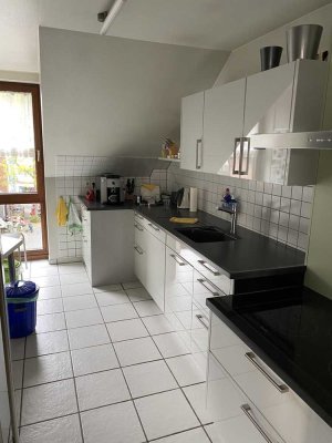 In Meerbusch: Gepflegte Wohnung mit vier Zimmern und Balkon