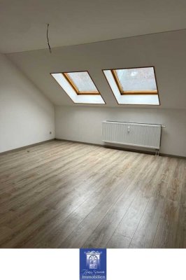 Himmlisch Wohnen unterm Dach mit großer Küche und Tageslichtbad!