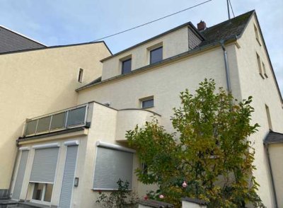 Schöne - frisch renovierte - Zwei-Zimmer Wohnung zzgl. großem Balkon in Mülheim-Kärlich