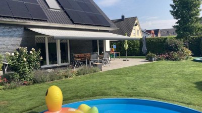 Freistehendes Einfamilienhaus (KfW55) mit Pool, 3 Garagen und Photovoltaik+Speicher (SG-Aufderhöhe)