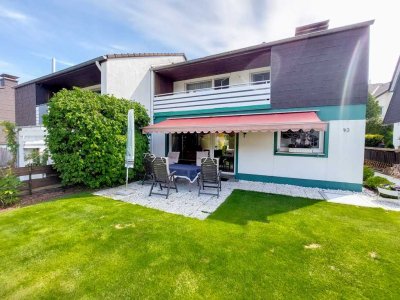 Schicke Doppelhaushälfte in sehr beliebter Lage mit 3 Garagen, 2 Terrassen, Balkon und Pool