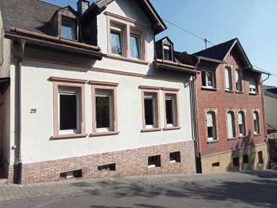 Freundliche und gepflegte 7-Raum-Wohnung mit Balkon und EBK in Idar-Oberstein