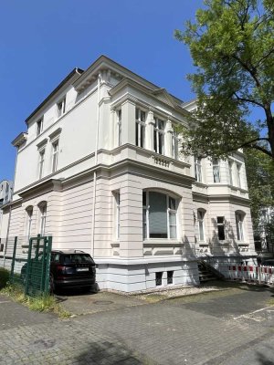 Besondere, helle & exklusive Wohnung in Stadtpark-Villa!