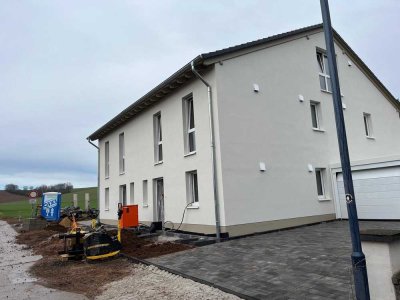 Neu errichtete freistehende Doppelhaushälfte mit Garten in Ortsrandlage in Offenheim