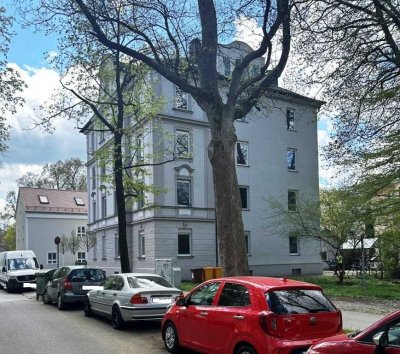 Helle, gut geschnittene  3 Zimmer-Altbauwohnung mit großem Bad in ruhiger aber zentraler Lage!