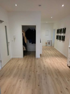 Großzügige, hochwertige 5-Zimmer-Wohnung mit Dachterrasse & Balkon – 150m² (WG geeignet)