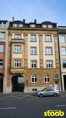 **WOHNEN IM ZENTRUM**  3-ZIMMER ALTBAU WOHNUNG MIT CHARM