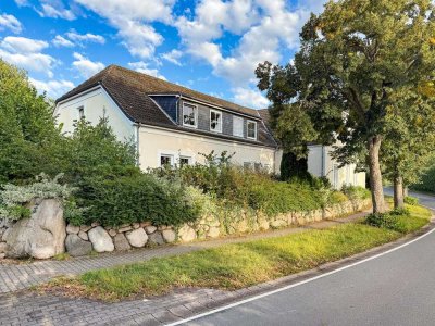 Vor den Toren von Eckernförde: Geräumige Dachgeschosswohnung mit großzügigem Balkon im historisch...
