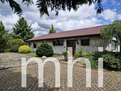 Much Hündekausen: 1 Bungalow + 4 Garagen + 1 Baugrundstück