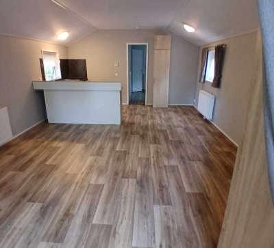 Mobilheim mit überdachter Terrasse, Gartenhaus und Stellplatz