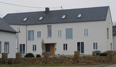 schöne 2-Raum-Dachgeschosswohnung mit Balkon / Einbauküche in Niederweis - Nähe Luxemburg