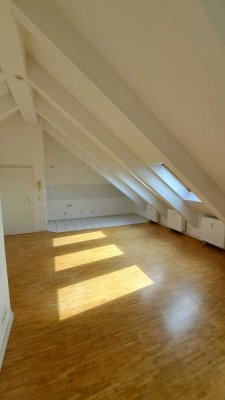 Atelierwohnung mit Balkon und Parkettboden