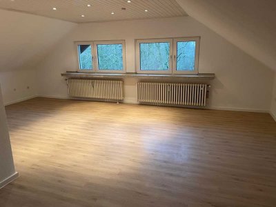 Schöne 2,5-ZKB-Dachgeschosswhg mit Einbauküche & Gartenmitbenutzung – 5 Gehmin. Unterbacher See