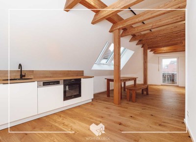 ERSTBEZUG: TRAUMHAFTES 2-ZI.-DACHGESCHOSS MIT OFFENEN BALKEN UND BALKON