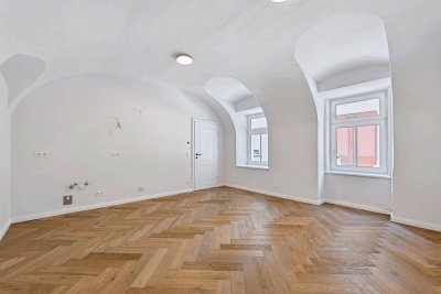 IDEAL FÜR VERMIETUNG! Apartment mit stilvoller Gewölbedecke und direktem Straßenzugang