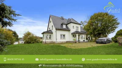 Ein Zuhause mit Seele: Großes Einfamilienhaus mit Garten, Pool & Wintergarten