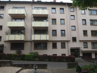 Renovierte 3 Zi.-Wohnung (85 qm ),gr.Balkon,TGl.-Bad,in ruhiger Lage-Frankfurt am main/ Oberrad.