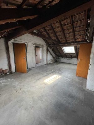 Für Selbstausbau: 2-Zimmer-Wohnung im Dachgeschoss mit Baugenehmigung und Balkon