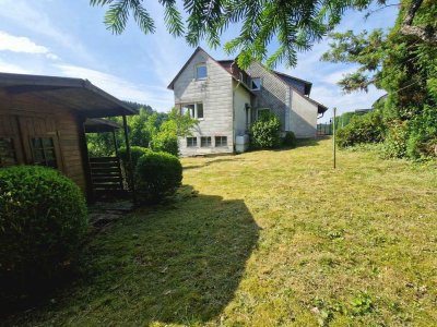 Solides Zweifamilienhaus mit zusätzlichen Bauplätzen im beliebten Schmittener Stadtteil Arnoldshain