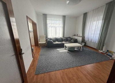 GERÄUMIGE HELLE 2,5 ZIMMER WOHNUNG / NÄHE STADTMITTE