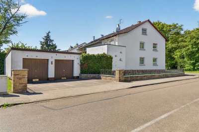 Grosse 3-Familien-Doppelhaushälfte mit Doppelgarage auf pflegeleichtem Grundstück