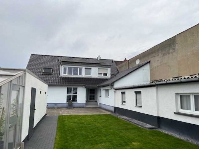 Mehrfamilienhaus in Mannheim mit 3 Wohneinheiten, privatem Innenhof, Doppelgarage & Solartechnik