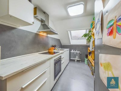 BLICK INS GRÜNE - Moderne 3-Zi. Dachgeschosswohnung mit Balkon und TG