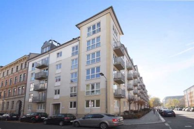Schöne Dachgeschosswohnung mit Loggia | 2,5 Zimmer | Parkettboden I Aufzug I Einbauküche