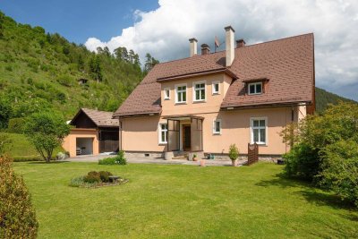 Imposantes Landgut! Zweifamilienhaus in Zentraler Lage!