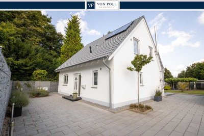 Neuwertiges, freistehendes Einfamilienhaus mit Pool und tollem Garten in zentraler Lage