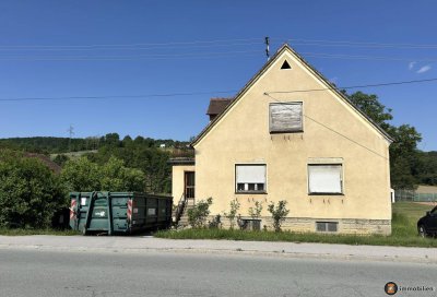 Kukmirn: Sanierungsbedürftiges Haus mit Garage und Lagerräumen