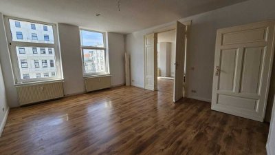 Großzügige 2 Zi WG-wohnung, große Wohn-EBK-Küche, zentrumsnah, sehr hell