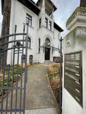Freundliche 2-Zimmer-Wohnung in denkmalgeschützter Villa
