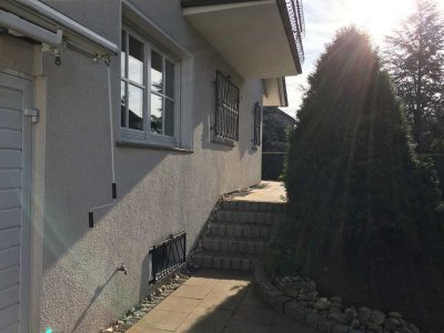 Freistehendes Einfamilienhaus mit gepflegtem Garten