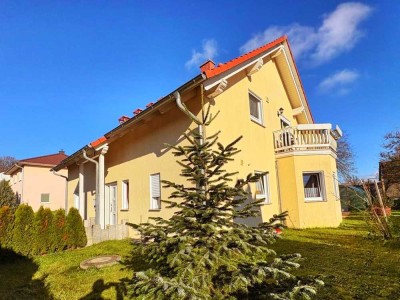 **Provisionsfrei**Großzügiges Zweifamilienhaus in   wunderschöner Naturkulisse*