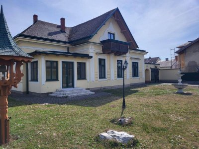 Charmante Villa mit weitläufigem Garten, Wintergarten &amp; vielseitigen Wohnbereichen