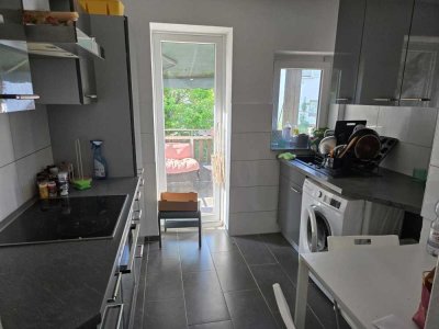 Zimmer frei in heller, gut gelegener WG mit Balkon