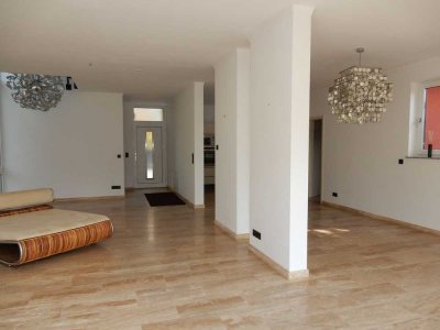 Freistehendes, modernes Design-Einfamilienhaus mit Travertin-Bädern & großer Dachterrasse
