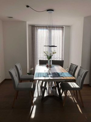 Geschmackvolle, neuwertige 4-Raum-Wohnung mit lux. Innenausstattung mit Balkon und EBK