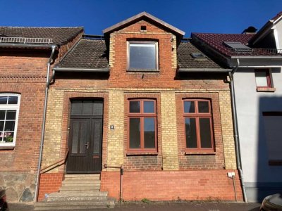 Zentral: Reihenhaus mit Zufahrt - Garage - Freisitz - Gartenfläche....