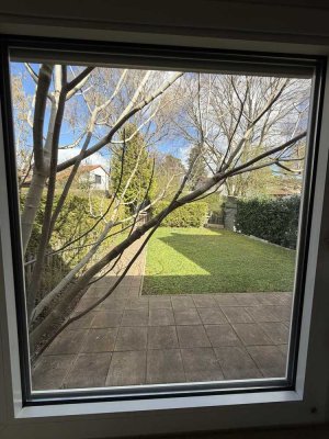 Stilvoll möbliertes, lichtdurchflutetes Reihenmittelhaus mit großem Privatgarten – Ruheoase in FFM