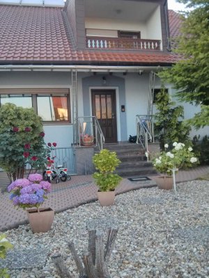 Gepflegte Maisonette-Wohnung mit vier Zimmern sowie Balkon und Einbauküche in Frankenthal