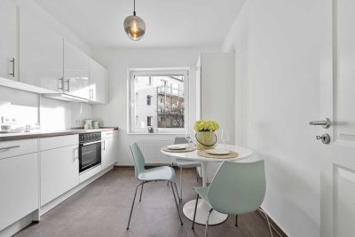 3 Zi. Altbauperle, Balkon, neu saniert, Dielen, Energiewert B, Einbk., Provisionsfrei !