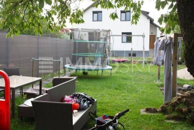 Haushälfte mit 211 m2 Eigengarten- einfach, aber absolut preiswert!