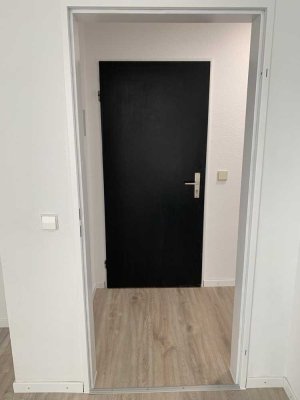 Erstbezug nach Renovierung - Gehobene 3 Zimmer im EG mit Balkon, EBK & Parkplatz